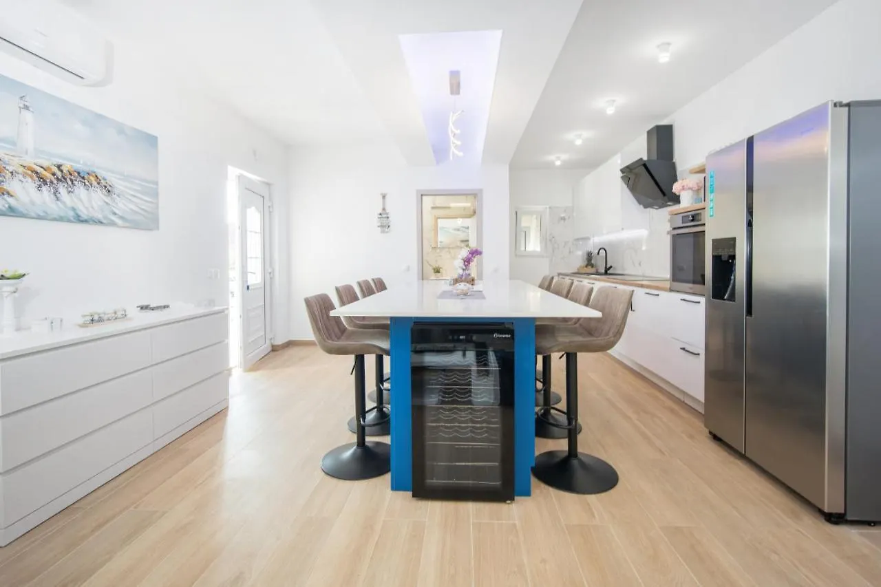 Willa Beautiful Holiday Home 